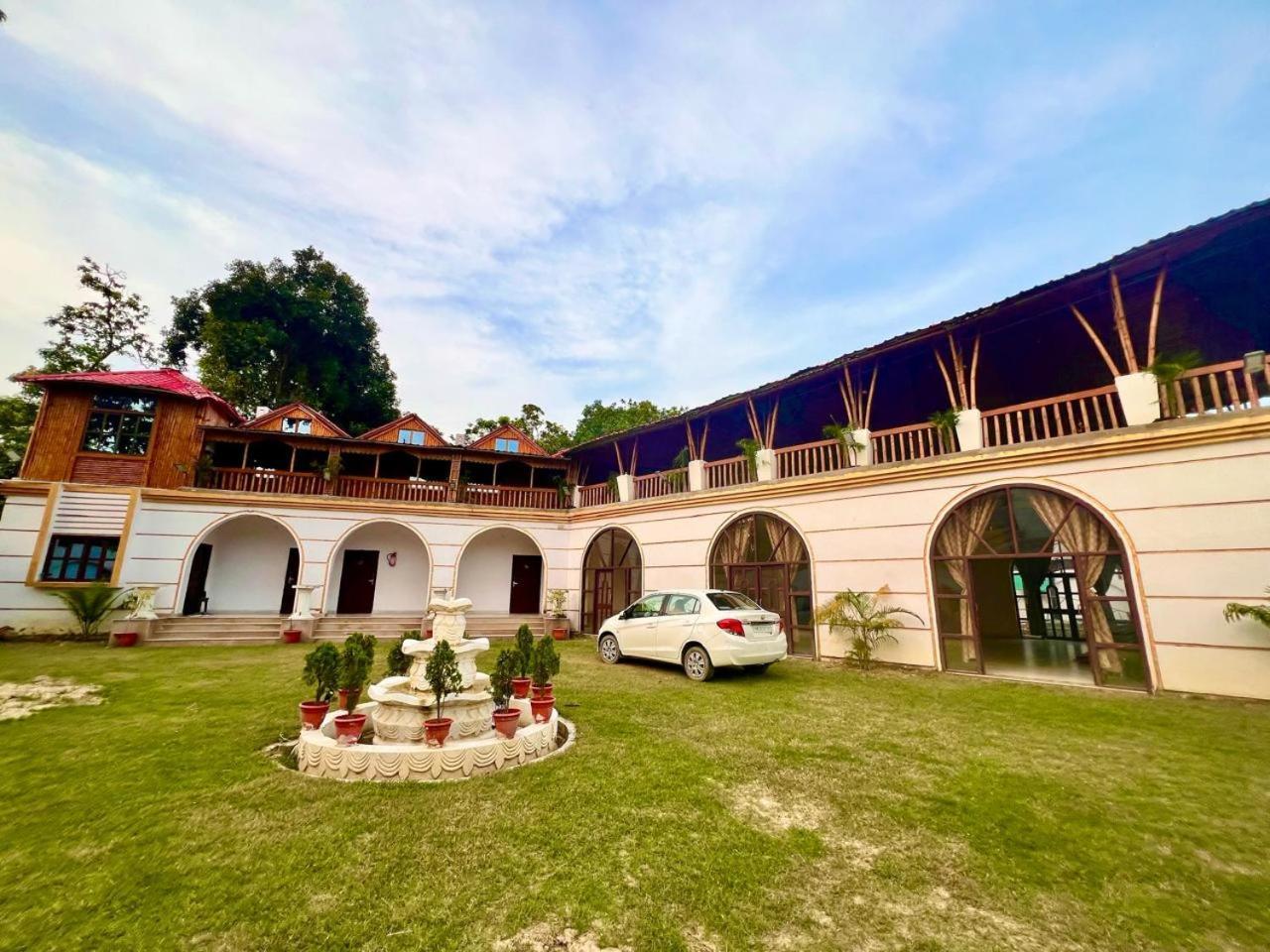 La Pahi Palace- Banquet And Resort Sakri East Εξωτερικό φωτογραφία